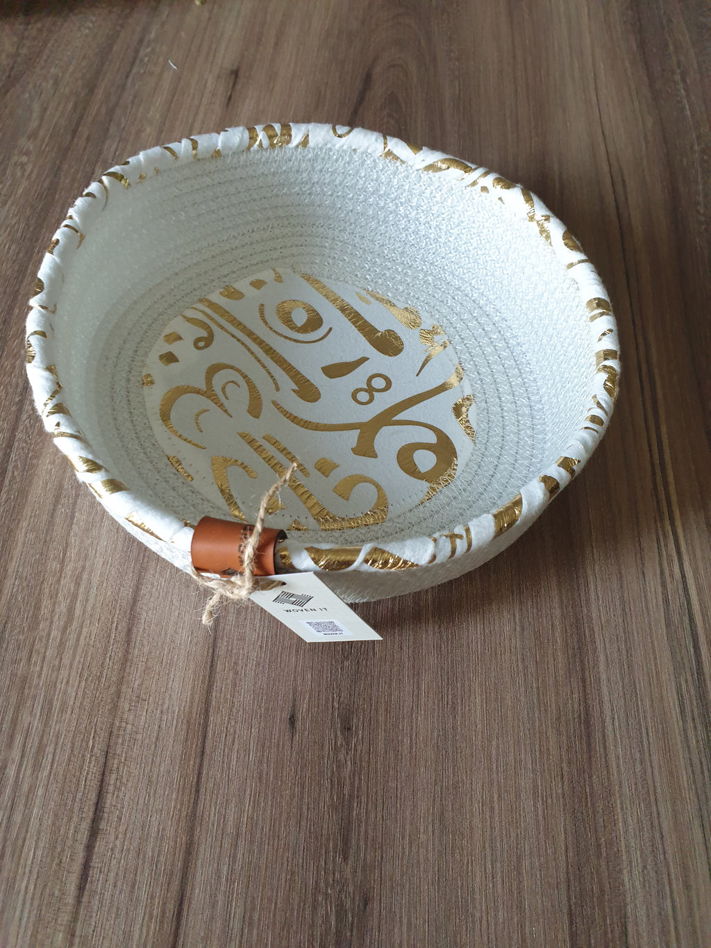 Ruvia Woven Plate – White & Gold
